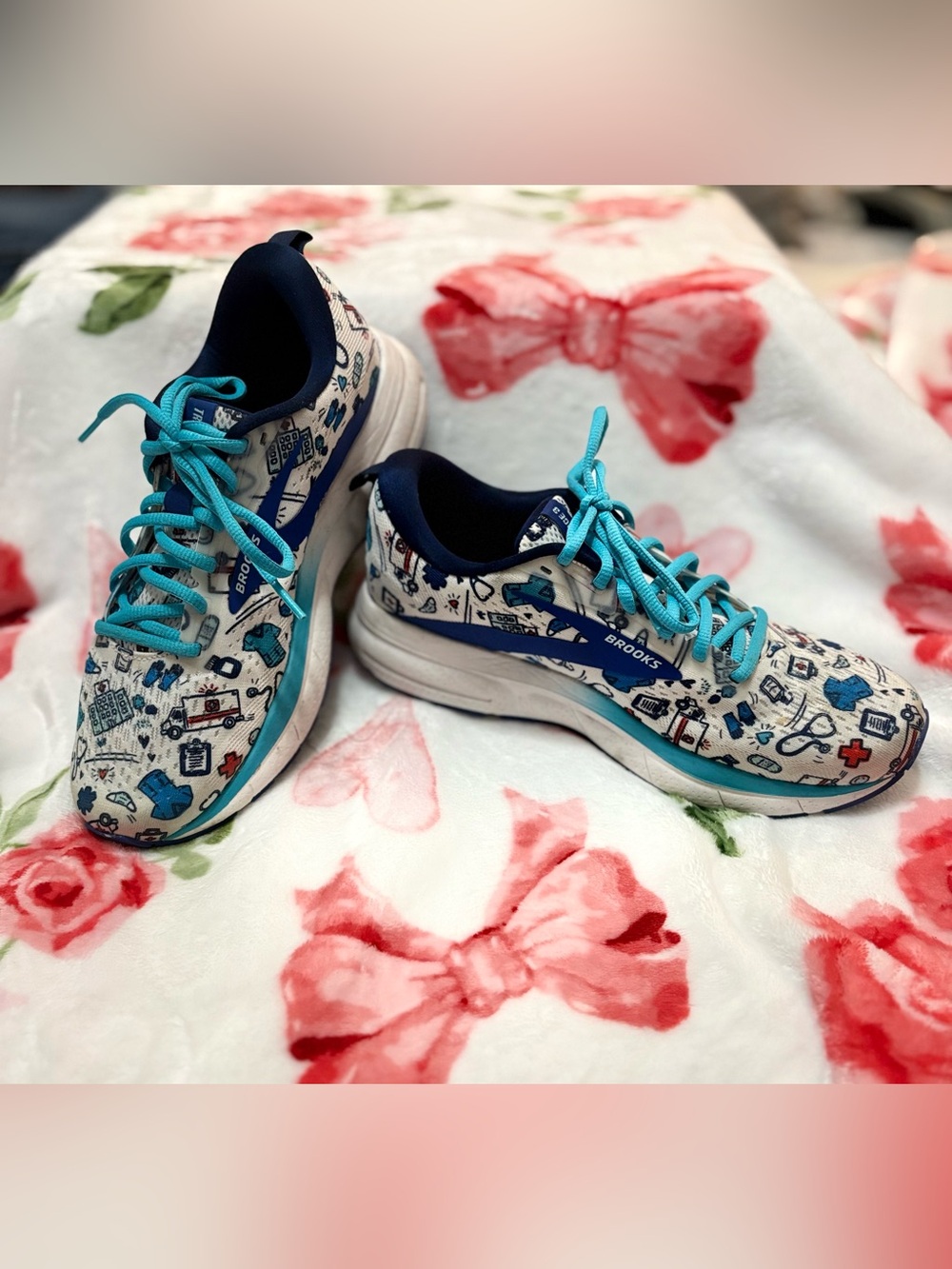 Brooks Hero Nurse Print Sneakers Size 9 + Matching Bag 💙 Medical Edition - Picture 5 of 9